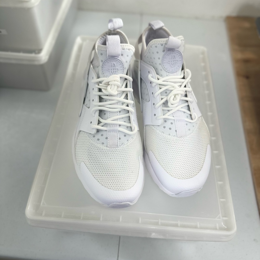 Brand New All white Nike Huaraches size 8